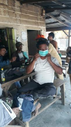 Distribusi masker kepada warga terdampak